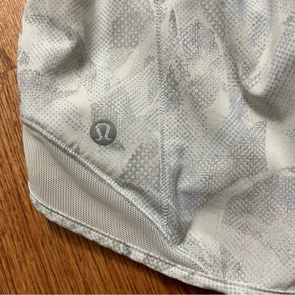 Lululemon Hotty Hot Short II *2.5" in Jasmine White Multi / White shorts size 8 - Picture 8 of 14